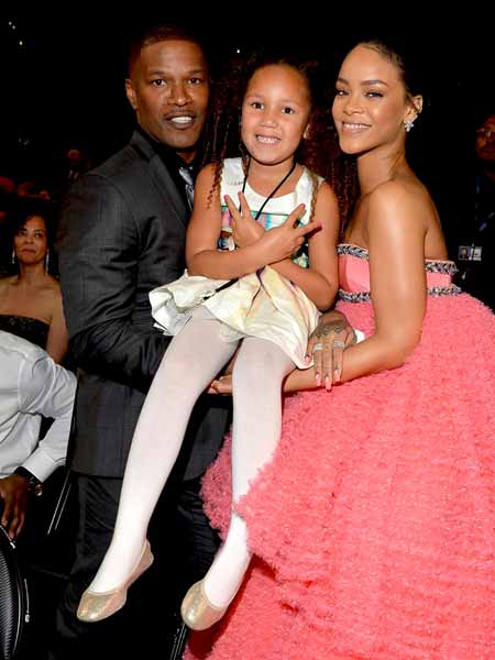 Annalise Bishop posing for a picture with father Jamie Foxx & Rihanna at Grammy Awards 2015